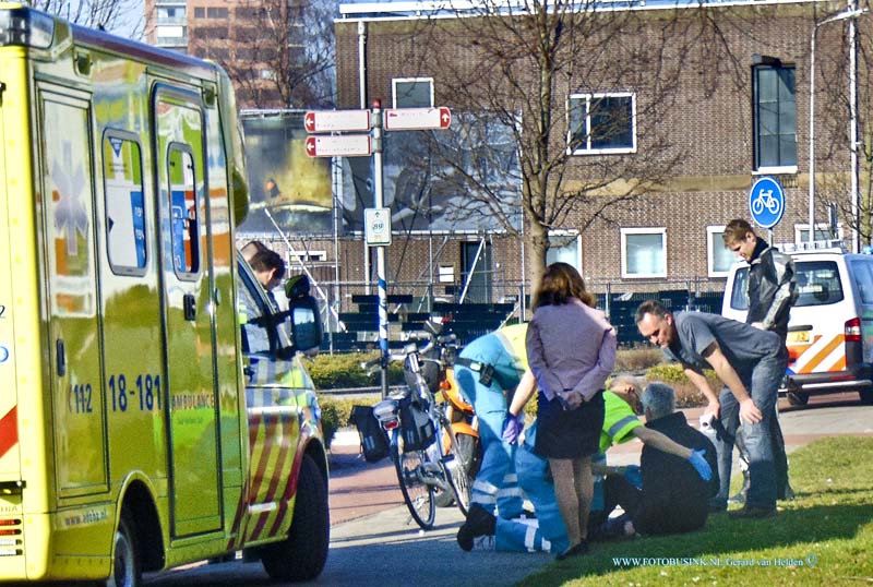 15030817.jpg - FOTOOPDRACHT:Zwijndrecht:08-03-2015:Zondagmiddag 8 maart is op de Willem van Oranjelaan een fietser licht gewond geraakt toen deze tegen een stoeprand aanviel. Omstanders schoten de man te hulp tot dat de Politie en Ambulance terplaatse waren en de hulp overname de man had wondjes op arm, been, en hoofd. na onderzoek in de Ambulance is de man meegenomen naar het ziekenhuis in Dordrecht.Deze digitale foto blijft eigendom van FOTOPERSBURO BUSINK. Wij hanteren de voorwaarden van het N.V.F. en N.V.J. Gebruik van deze foto impliceert dat u bekend bent  en akkoord gaat met deze voorwaarden bij publicatie.EB/ETIENNE BUSINK