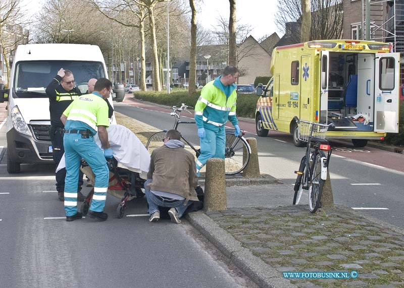 15031008.jpg - FOTOOPDRACHT:Dordrecht:10-03-2015:DORDRECHT - Dinsdagmiddag is op de Stadpolderring-Pearl Buckerf een vrouw gevallen met haar fiets, ze werd gecontroleerd door de ambulancebroeders. Mogelijk reed ze met de fiets tegen een betonnen plaatje en kwam ten val.Deze digitale foto blijft eigendom van FOTOPERSBURO BUSINK. Wij hanteren de voorwaarden van het N.V.F. en N.V.J. Gebruik van deze foto impliceert dat u bekend bent  en akkoord gaat met deze voorwaarden bij publicatie.EB/ETIENNE BUSINK