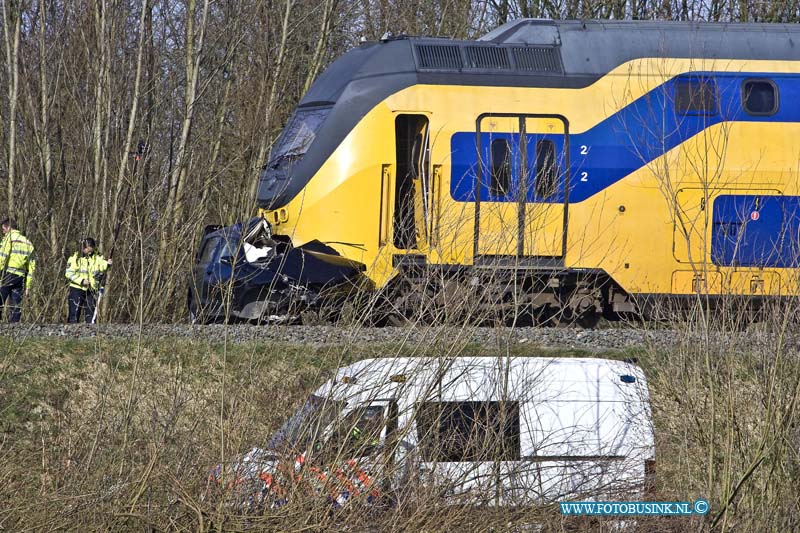 15031013.jpg - DORDRECHT - Dinssagochtend 10 maart 2015 auto onder de trein op de spoorwegovergang Weilderechtse Zeedijjk Dordrecht. Bestuurder is overleden.NOVUM COPYRIGHT ETIENNE BUSINK