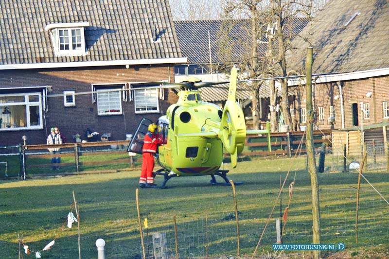 15031304.jpg - FOTOOPDRACHT:Riderkerk:13-03-2015:RIDDERKERK - Op vrijdag de 13e maart 2015 is er bij een Autobedrijf aan de Pruimendijk een man gewond geraakt aan zijn been en hoofd, hij was aan een voertuig aan het werk.  De ambulance en trauma helikopter kwamen terplaatse, de man werd met zijn gespalkte been op een wervelplank met spoed afgevoerd naar een ziekenhuis in Rotterdam.  Deze digitale foto blijft eigendom van FOTOPERSBURO BUSINK. Wij hanteren de voorwaarden van het N.V.F. en N.V.J. Gebruik van deze foto impliceert dat u bekend bent  en akkoord gaat met deze voorwaarden bij publicatie.EB/ETIENNE BUSINK