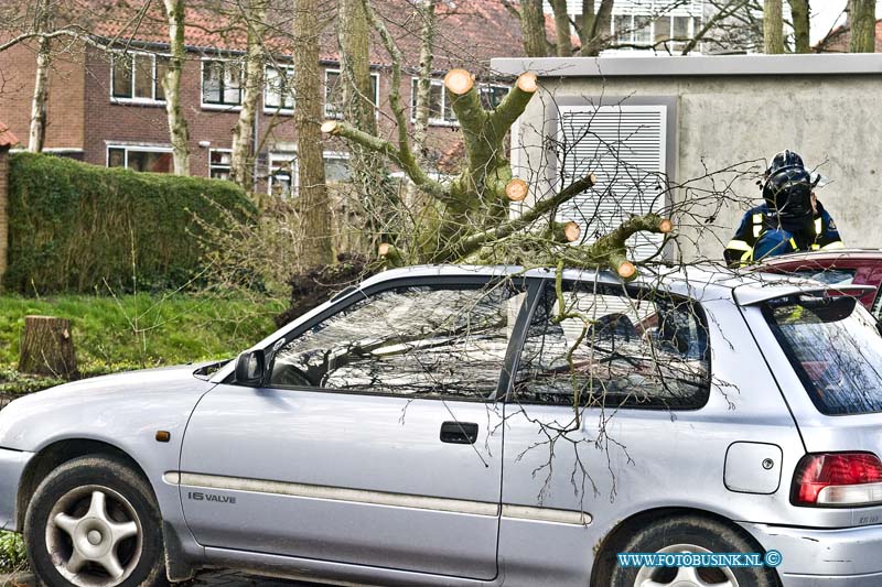 15033125.jpg - FOTOOPDRACHT:Alabsserdam:31-03-2015:ALBLASERDAM - Dinsdag 31-03-2015 Door de storm belande een boom op een auto in de Nicolaas Beetsstraat, de auto raakte totaallos en twee auto raakte zwaarbeschadigd en de brandweer was geruime tijd bezig met de boom klein te zagen. Deze digitale foto blijft eigendom van FOTOPERSBURO BUSINK. Wij hanteren de voorwaarden van het N.V.F. en N.V.J. Gebruik van deze foto impliceert dat u bekend bent  en akkoord gaat met deze voorwaarden bij publicatie.EB/ETIENNE BUSINK