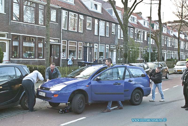160305642.jpg - DORDRECHT - Op zaterdag 5 maart 2016 is een Poolse bestuurder met zijn auto op een betonnenblok gereden die aan de zijde van de Brouwersdijk in Dordrecht staan.Doordat het linker voorwiel een enorme klap tegen de betonblok reed brak de gehele ophanging.Omdat de auto onbestuurbaar was hebben de bestuurder van de auto en omstanders de voorkant van de auto opgekrikt en hebben zo samen de auto aan de kant kunnen duwen want acher de auto stond een flinke file.Deze digitale foto blijft eigendom van FOTOPERSBURO BUSINK. Wij hanteren de voorwaarden van het N.V.F. en N.V.J. Gebruik van deze foto impliceert dat u bekend bent  en akkoord gaat met deze voorwaarden bij publicatie.EB/ETIENNE BUSINK