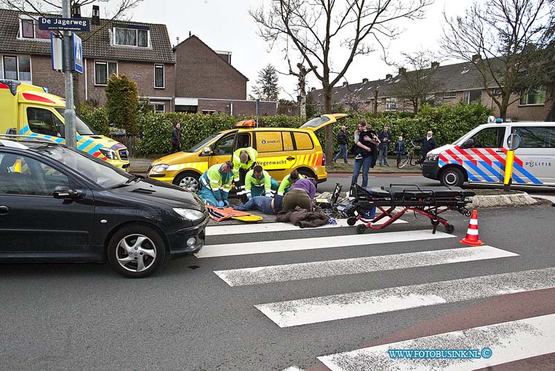 160307503.jpg - DORDRECHT - Op maandag 7 maart 2016 is bij een ongeval op de kruising Blaauwweg Jagerweg in Dordrecht een persoon op een fiets flink gewond geraakt toen deze werd geschept door een auto.Diverse hulpdiensten waaronder een traumateam kwamen om het slachtoffer te helpen.De politie heeft een deel van de weg afgezet voor onderzoek.Het slachtoffer is met onbekend letsel naar een ziekenhuis gebracht.Deze digitale foto blijft eigendom van FOTOPERSBURO BUSINK. Wij hanteren de voorwaarden van het N.V.F. en N.V.J. Gebruik van deze foto impliceert dat u bekend bent  en akkoord gaat met deze voorwaarden bij publicatie.EB/ETIENNE BUSINK