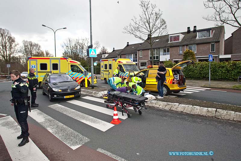 160307507.jpg - DORDRECHT - Op maandag 7 maart 2016 is bij een ongeval op de kruising Blaauwweg Jagerweg in Dordrecht een persoon op een fiets flink gewond geraakt toen deze werd geschept door een auto.Diverse hulpdiensten waaronder een traumateam kwamen om het slachtoffer te helpen.De politie heeft een deel van de weg afgezet voor onderzoek.Het slachtoffer is met onbekend letsel naar een ziekenhuis gebracht.Deze digitale foto blijft eigendom van FOTOPERSBURO BUSINK. Wij hanteren de voorwaarden van het N.V.F. en N.V.J. Gebruik van deze foto impliceert dat u bekend bent  en akkoord gaat met deze voorwaarden bij publicatie.EB/ETIENNE BUSINK