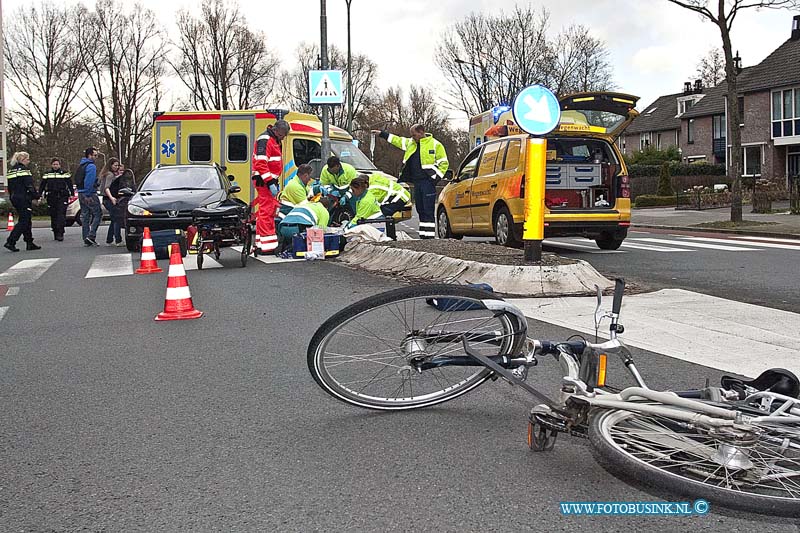 160307526.jpg - DORDRECHT - Op maandag 7 maart 2016 is bij een ongeval op de kruising Blaauwweg Jagerweg in Dordrecht een persoon op een fiets flink gewond geraakt toen deze werd geschept door een auto.Diverse hulpdiensten waaronder een traumateam kwamen om het slachtoffer te helpen.De politie heeft een deel van de weg afgezet voor onderzoek.Het slachtoffer is met onbekend letsel naar een ziekenhuis gebracht.Deze digitale foto blijft eigendom van FOTOPERSBURO BUSINK. Wij hanteren de voorwaarden van het N.V.F. en N.V.J. Gebruik van deze foto impliceert dat u bekend bent  en akkoord gaat met deze voorwaarden bij publicatie.EB/ETIENNE BUSINK