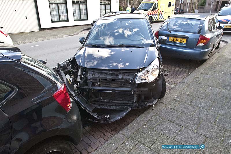 160307547.jpg - DORDRECHT - Op maandag 7 maart 2016 is er op de Singel in Dordrecht een man geworden in zijn auto toen hij aan het rijden was.De auto ramde 2 geparkeerde auto,s.Een ambulance kwam om de man na te kijken.Alle drie de auto's raakte flink beschadigd.Deze digitale foto blijft eigendom van FOTOPERSBURO BUSINK. Wij hanteren de voorwaarden van het N.V.F. en N.V.J. Gebruik van deze foto impliceert dat u bekend bent  en akkoord gaat met deze voorwaarden bij publicatie.EB/ETIENNE BUSINK