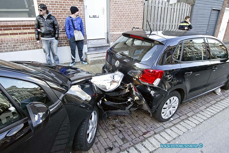 160307551.jpg - DORDRECHT - Op maandag 7 maart 2016 is er op de Singel in Dordrecht een man geworden in zijn auto toen hij aan het rijden was.De auto ramde 2 geparkeerde auto,s.Een ambulance kwam om de man na te kijken.Alle drie de auto's raakte flink beschadigd.Deze digitale foto blijft eigendom van FOTOPERSBURO BUSINK. Wij hanteren de voorwaarden van het N.V.F. en N.V.J. Gebruik van deze foto impliceert dat u bekend bent  en akkoord gaat met deze voorwaarden bij publicatie.EB/ETIENNE BUSINK