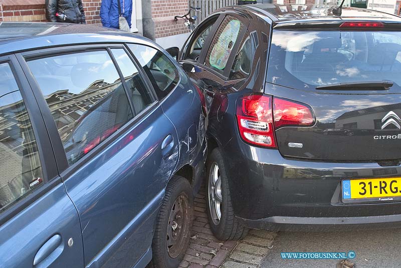 160307557.jpg - DORDRECHT - Op maandag 7 maart 2016 is er op de Singel in Dordrecht een man geworden in zijn auto toen hij aan het rijden was.De auto ramde 2 geparkeerde auto,s.Een ambulance kwam om de man na te kijken.Alle drie de auto's raakte flink beschadigd.Deze digitale foto blijft eigendom van FOTOPERSBURO BUSINK. Wij hanteren de voorwaarden van het N.V.F. en N.V.J. Gebruik van deze foto impliceert dat u bekend bent  en akkoord gaat met deze voorwaarden bij publicatie.EB/ETIENNE BUSINK