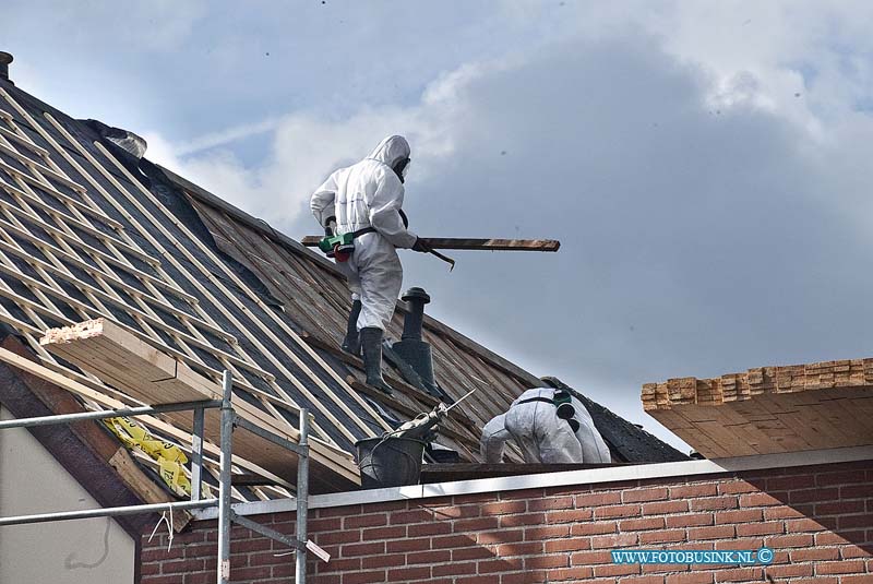 160308544.jpg - DORDRECHT - 8 maart 2016 - Een Saneringsbedrijf is bezig met het verwijderen van de astbest daken aan de Jupiterlaan in Dordrecht.Werlui zijn in speciale pakken aan het werk en zuigen tijdens het verwijderen van de astbest kleine astbestdeeltjes weg met een speciale stofzuiger.Het is het eerst blok van de zes waar ze zijn begonnen.Het kan nog wel negen weken duren voor het eerste blok klaar is.Vorig jaar kwam de astbest op de de daken in opspraak nadat een bewoner met een hogedruk zijn dak ging schoonspuiten.Hierdoor kwamen er astbestdeeltjes in de tuinen en de afvoeren.:Deze digitale foto blijft eigendom van FOTOPERSBURO BUSINK. Wij hanteren de voorwaarden van het N.V.F. en N.V.J. Gebruik van deze foto impliceert dat u bekend bent  en akkoord gaat met deze voorwaarden bij publicatie.EB/ETIENNE BUSINK
