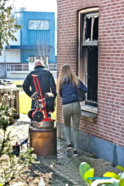 16031624.jpg - BLESKENSGRAAF 16 MAART 2016 (Foto: bewoners komen geschroken kijken naar huis uitgebrande woning.) Een boederij is door een uitslaande brand compleet onbewoonbaar geworden. De bewoners konden niets doen, de brandweer was uren bezig om deze naar groot opgeschaalde brand te blussen.Deze digitale foto blijft eigendom van FOTOPERSBURO BUSINK. Wij hanteren de voorwaarden van het N.V.F. en N.V.J. Gebruik van deze foto impliceert dat u bekend bent  en akkoord gaat met deze voorwaarden bij publicatie.EB/ETIENNE BUSINK