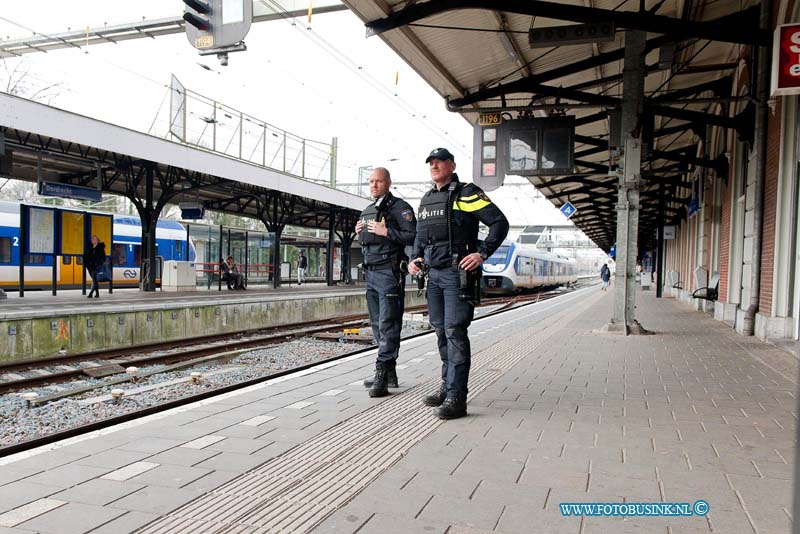 16032201.jpg - DORDRECHT 22-03-2016 Door de gebeurtenissen in Belgie is de terreurdreiging op stations verhoog, zo ook op Centraal Station Dordrecht, alwaar de Politie waakt.NOVUM COPYRIGHT ETIENNE BUSINK