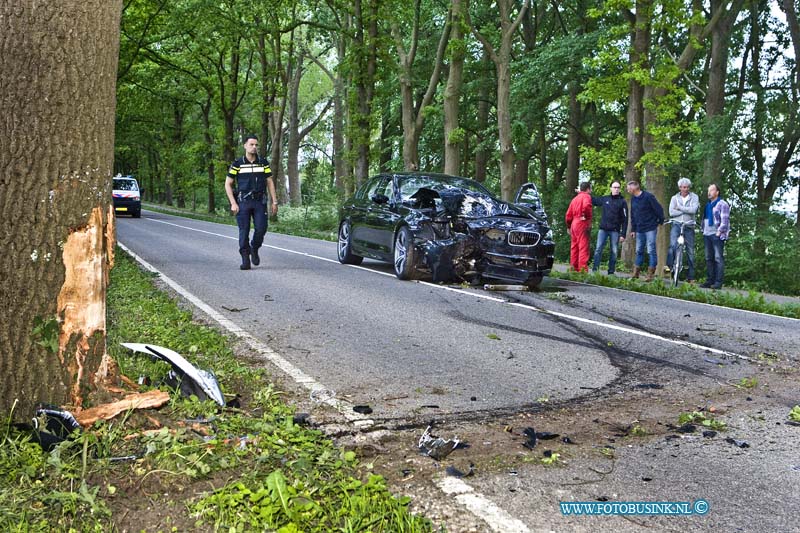 15052202.jpg - DORDRECHT - 22 MEI 2015 Bij een ongeval met een BMW die met hoge snelheid tegen een boom aan is gereden op de Provialeweg - Zuidendijk is een zeer jonge bestuuder slechts licht gewond geraakt. De Nieuwe BWM is totaal los. De politie stelt een onderzoek in naar de toedracht van dt bizare ongeval.Deze digitale foto blijft eigendom van FOTOPERSBURO BUSINK. Wij hanteren de voorwaarden van het N.V.F. en N.V.J. Gebruik van deze foto impliceert dat u bekend bent  en akkoord gaat met deze voorwaarden bij publicatie.EB/ETIENNE BUSINK