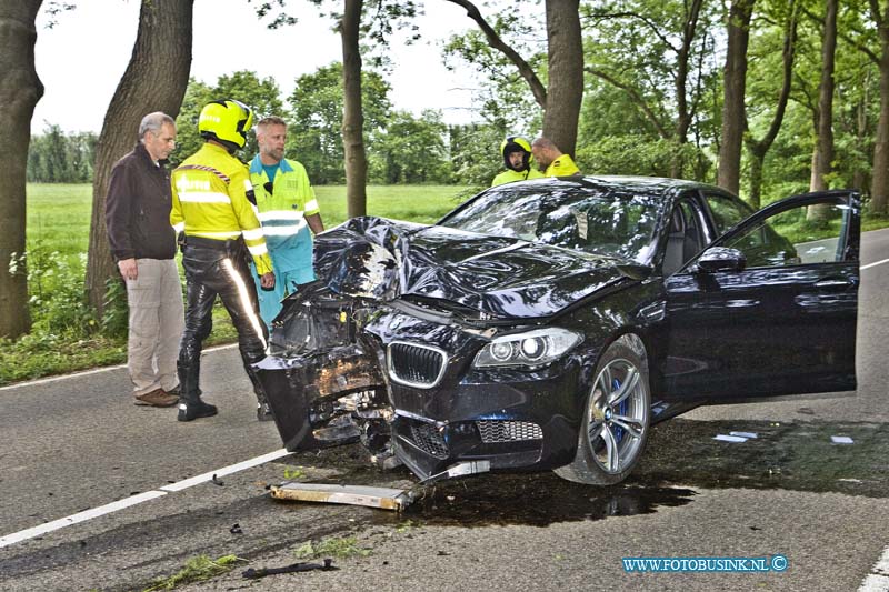 15052204.jpg - DORDRECHT - 22 MEI 2015 Bij een ongeval met een BMW die met hoge snelheid tegen een boom aan is gereden op de Provialeweg - Zuidendijk is een zeer jonge bestuuder slechts licht gewond geraakt. De Nieuwe BWM is totaal los. De politie stelt een onderzoek in naar de toedracht van dt bizare ongeval.Deze digitale foto blijft eigendom van FOTOPERSBURO BUSINK. Wij hanteren de voorwaarden van het N.V.F. en N.V.J. Gebruik van deze foto impliceert dat u bekend bent  en akkoord gaat met deze voorwaarden bij publicatie.EB/ETIENNE BUSINK