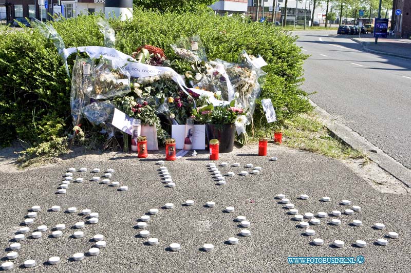16051307.jpg - DORDRECHT 13-Mei 2016 Op de plaats waar op 05-05-2016 Bevrijdingsdag een man werd neer geschoten  aan de Merwedestraat, is een herdenkings-monument ontstaan. Bij de schietpartij werden 10 verdachte aangehouden na een klopjacht en overleed een 38-jarige man uit DordrechtNOVUM COPYRIGHT ETIENNE BUSINK