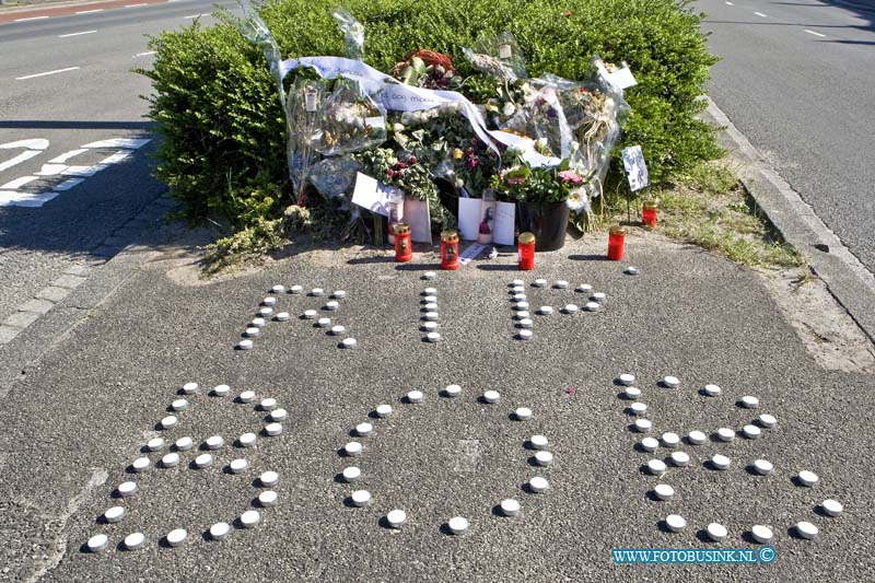 16051308.jpg - DORDRECHT 13-Mei 2016 Op de plaats waar op 05-05-2016 Bevrijdingsdag een man werd neer geschoten  aan de Merwedestraat, is een herdenkings-monument ontstaan. Bij de schietpartij werden 10 verdachte aangehouden na een klopjacht en overleed een 38-jarige man uit DordrechtNOVUM COPYRIGHT ETIENNE BUSINK