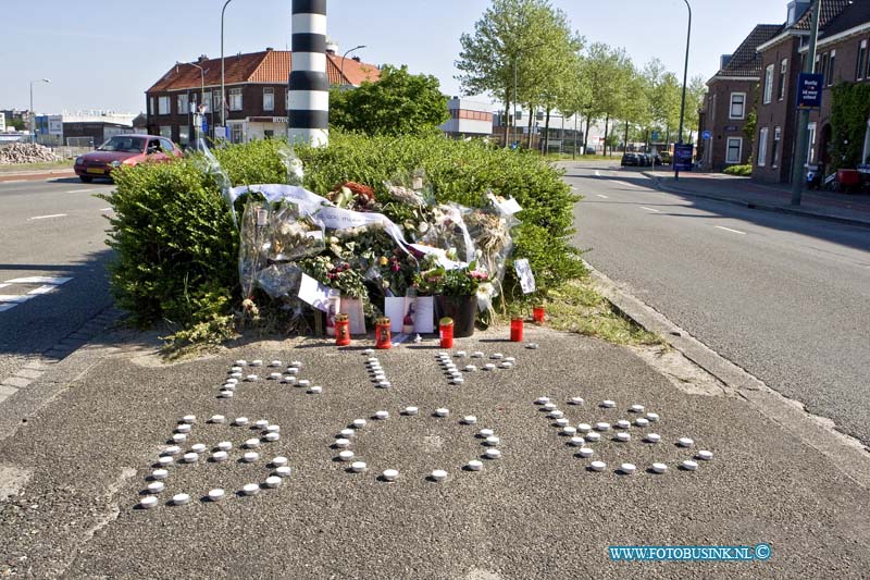 16051309.jpg - DORDRECHT 13-Mei 2016 Op de plaats waar op 05-05-2016 Bevrijdingsdag een man werd neer geschoten  aan de Merwedestraat, is een herdenkings-monument ontstaan. Bij de schietpartij werden 10 verdachte aangehouden na een klopjacht en overleed een 38-jarige man uit DordrechtDeze digitale foto blijft eigendom van FOTOPERSBURO BUSINK. Wij hanteren de voorwaarden van het N.V.F. en N.V.J. Gebruik van deze foto impliceert dat u bekend bent  en akkoord gaat met deze voorwaarden bij publicatie.EB/ETIENNE BUSINK