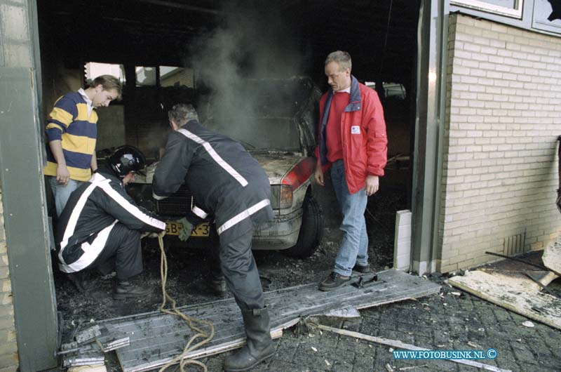 93111602.jpg - DORDRECHT - 16-11-1993 Ambulance in brand in sluis van het Refaja Ziekenhuis Steenhovenplein.Deze digitale foto blijft eigendom van FOTOPERSBURO BUSINK. Wij hanteren de voorwaarden van het N.V.F. en N.V.J. Gebruik van deze foto impliceert dat u bekend bent  en akkoord gaat met deze voorwaarden bij publicatie.EB/ETIENNE BUSINK