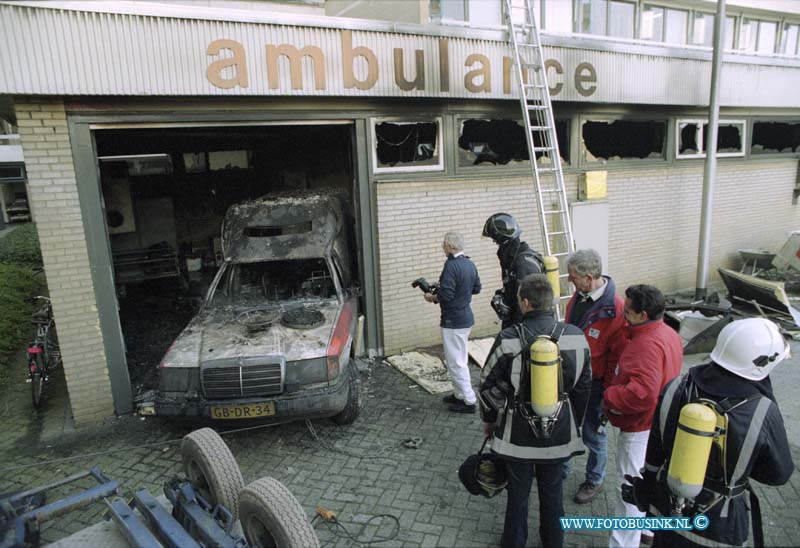 93111616.jpg - DORDRECHT - 16-11-1993 Ambulance in brand in sluis van het Refaja Ziekenhuis Steenhovenplein.Deze digitale foto blijft eigendom van FOTOPERSBURO BUSINK. Wij hanteren de voorwaarden van het N.V.F. en N.V.J. Gebruik van deze foto impliceert dat u bekend bent  en akkoord gaat met deze voorwaarden bij publicatie.EB/ETIENNE BUSINK