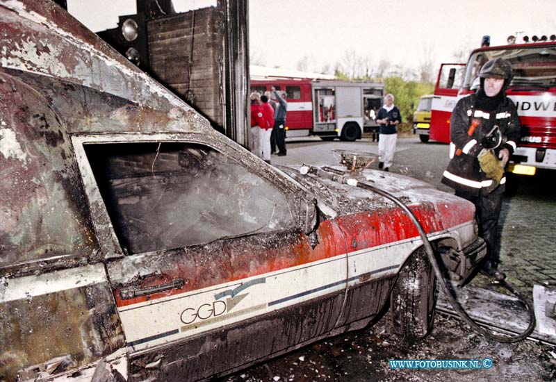 93111617.jpg - DORDRECHT - 16-11-1993 Ambulance in brand in sluis van het Refaja Ziekenhuis Steenhovenplein.Deze digitale foto blijft eigendom van FOTOPERSBURO BUSINK. Wij hanteren de voorwaarden van het N.V.F. en N.V.J. Gebruik van deze foto impliceert dat u bekend bent  en akkoord gaat met deze voorwaarden bij publicatie.EB/ETIENNE BUSINK