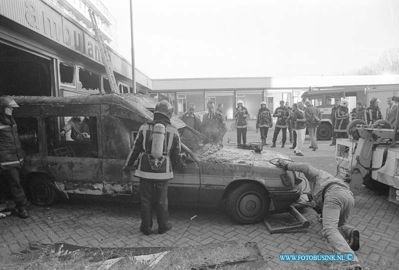 93111620.jpg - DORDRECHT - 16-11-1993 Ambulance in brand in sluis van het Refaja Ziekenhuis Steenhovenplein.Deze digitale foto blijft eigendom van FOTOPERSBURO BUSINK. Wij hanteren de voorwaarden van het N.V.F. en N.V.J. Gebruik van deze foto impliceert dat u bekend bent  en akkoord gaat met deze voorwaarden bij publicatie.EB/ETIENNE BUSINK