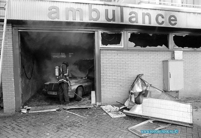 93111625.jpg - DORDRECHT - 16-11-1993 Ambulance in brand in sluis van het Refaja Ziekenhuis Steenhovenplein.Deze digitale foto blijft eigendom van FOTOPERSBURO BUSINK. Wij hanteren de voorwaarden van het N.V.F. en N.V.J. Gebruik van deze foto impliceert dat u bekend bent  en akkoord gaat met deze voorwaarden bij publicatie.EB/ETIENNE BUSINK