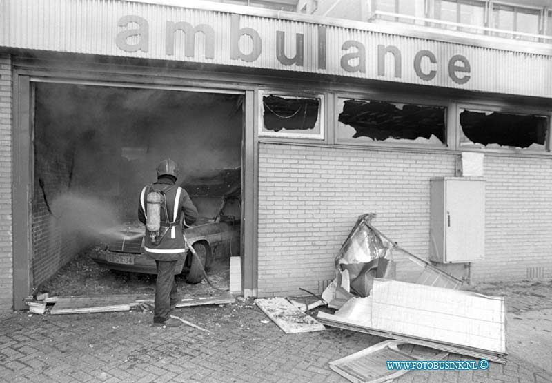 93111626.jpg - DORDRECHT - 16-11-1993 Ambulance in brand in sluis van het Refaja Ziekenhuis Steenhovenplein.Deze digitale foto blijft eigendom van FOTOPERSBURO BUSINK. Wij hanteren de voorwaarden van het N.V.F. en N.V.J. Gebruik van deze foto impliceert dat u bekend bent  en akkoord gaat met deze voorwaarden bij publicatie.EB/ETIENNE BUSINK
