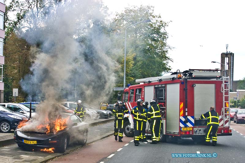 14100501.jpg - FOTOOPDRACHT:Dordrecht:05-10-2014:Op de Talmaweg ter hoogte van de Hugo van Gijnweg is een auto uitgebrand. De PONTIAC FIREBIRD brande geheel onder de motorkap uit. De brandweer bluste de brand en het takel bedrijf vervoerde de auto weg.Deze digitale foto blijft eigendom van FOTOPERSBURO BUSINK. Wij hanteren de voorwaarden van het N.V.F. en N.V.J. Gebruik van deze foto impliceert dat u bekend bent  en akkoord gaat met deze voorwaarden bij publicatie.EB/ETIENNE BUSINK