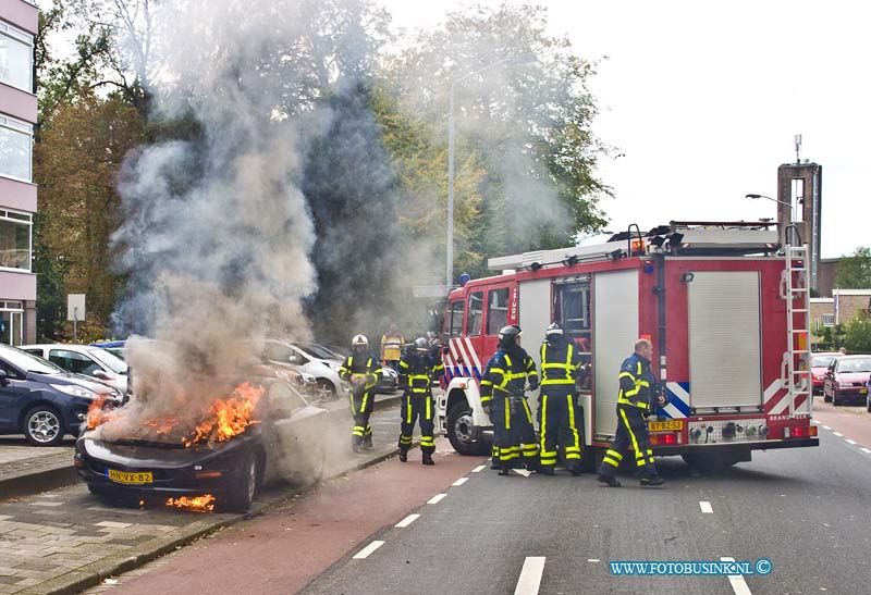 14100502.jpg - FOTOOPDRACHT:Dordrecht:05-10-2014:Op de Talmaweg ter hoogte van de Hugo van Gijnweg is een auto uitgebrand. De PONTIAC FIREBIRD brande geheel onder de motorkap uit. De brandweer bluste de brand en het takel bedrijf vervoerde de auto weg.Deze digitale foto blijft eigendom van FOTOPERSBURO BUSINK. Wij hanteren de voorwaarden van het N.V.F. en N.V.J. Gebruik van deze foto impliceert dat u bekend bent  en akkoord gaat met deze voorwaarden bij publicatie.EB/ETIENNE BUSINK