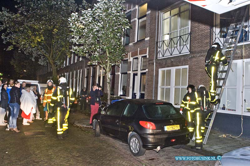14101203.jpg - FOTOOPDRACHT:Dordrecht:12-10-2014:Bij een flinke slaapkamerbrand in een benedenwoning aan de Koningin Wilhelminastraat in Dordrecht, is de verwarde bewoner met een ambulance afgevoerd naar een ziekenhuis. De overige bewoners van het Hollandhuis, kon zich maar net in veiligheid brengen, enkelen bewoners werden door buren met laders/touwen uit hun woning gehaald. De brandweer maakte middel alarm, en was met 3 brandweerwagens ter plaatse en had het vuur snel onder controle. De bewoners kunnen voor lopig niet naar hun woningen terug en salvage gaat het voor de bewoners bekijken en regelen.  Deze digitale foto blijft eigendom van FOTOPERSBURO BUSINK. Wij hanteren de voorwaarden van het N.V.F. en N.V.J. Gebruik van deze foto impliceert dat u bekend bent  en akkoord gaat met deze voorwaarden bij publicatie.EB/ETIENNE BUSINK