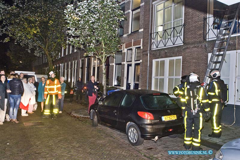 14101204.jpg - FOTOOPDRACHT:Dordrecht:12-10-2014:Bij een flinke slaapkamerbrand in een benedenwoning aan de Koningin Wilhelminastraat in Dordrecht, is de verwarde bewoner met een ambulance afgevoerd naar een ziekenhuis. De overige bewoners van het Hollandhuis, kon zich maar net in veiligheid brengen, enkelen bewoners werden door buren met laders/touwen uit hun woning gehaald. De brandweer maakte middel alarm, en was met 3 brandweerwagens ter plaatse en had het vuur snel onder controle. De bewoners kunnen voor lopig niet naar hun woningen terug en salvage gaat het voor de bewoners bekijken en regelen.  Deze digitale foto blijft eigendom van FOTOPERSBURO BUSINK. Wij hanteren de voorwaarden van het N.V.F. en N.V.J. Gebruik van deze foto impliceert dat u bekend bent  en akkoord gaat met deze voorwaarden bij publicatie.EB/ETIENNE BUSINK