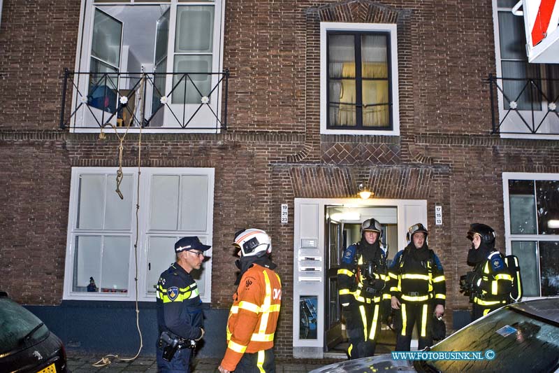 14101205.jpg - FOTOOPDRACHT:Dordrecht:12-10-2014:Bij een flinke slaapkamerbrand in een benedenwoning aan de Koningin Wilhelminastraat in Dordrecht, is de verwarde bewoner met een ambulance afgevoerd naar een ziekenhuis. De overige bewoners van het Hollandhuis, kon zich maar net in veiligheid brengen, enkelen bewoners werden door buren met laders/touwen uit hun woning gehaald. De brandweer maakte middel alarm, en was met 3 brandweerwagens ter plaatse en had het vuur snel onder controle. De bewoners kunnen voor lopig niet naar hun woningen terug en salvage gaat het voor de bewoners bekijken en regelen.  Deze digitale foto blijft eigendom van FOTOPERSBURO BUSINK. Wij hanteren de voorwaarden van het N.V.F. en N.V.J. Gebruik van deze foto impliceert dat u bekend bent  en akkoord gaat met deze voorwaarden bij publicatie.EB/ETIENNE BUSINK