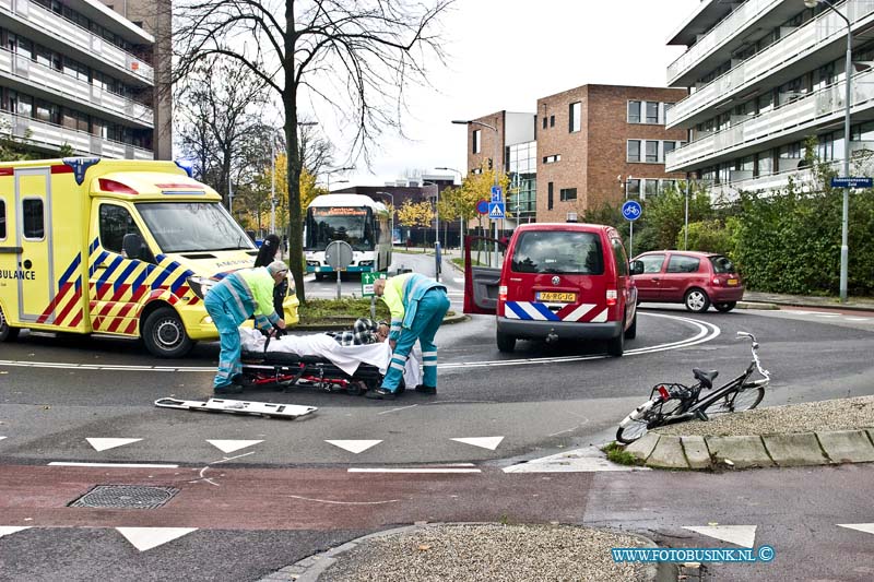 14101702.jpg - Dordrecht:17-11-2014:Wederom ongeval op de kruising Dubbeldamseweg kruising Eemsteynstraat Dordrecht. Het is de zoveelste aanrijding die daar gebeurd en waarbij gewonden vallen. Omstanders en buurtbewoners spreken over een levensgevaarlijke situatie ook omdat er enorm veel scholieren langs komen. Dit keer was er een aanrijding tussen een auto van de Brandweer en een fietser. De fietser moest mee voor behandeling naar het ziekenhuis. De politie kwam ter plaatse voor onderzoek.Deze digitale foto blijft eigendom van FOTOPERSBURO BUSINK. Wij hanteren de voorwaarden van het N.V.F. en N.V.J. Gebruik van deze foto impliceert dat u bekend bent  en akkoord gaat met deze voorwaarden bij publicatie.EB/ETIENNE BUSINK