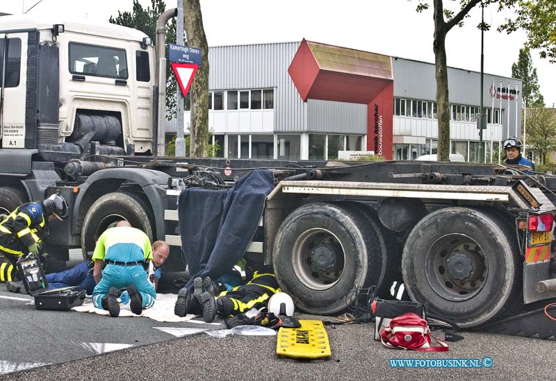 14090904.jpg - FOTOOPDRACHT:Dordrecht:09-09-2014:Bij een ernstige aanrijding op de Kamerlingh Onnesweg tussen een vrachtwagen en een fietser,de persoon lag klem onder de vrachtwagen en is fietser zwaar gewond geraakt. De politie, ambulance en de brandweer en trauma helikopter kwamen ter plaatse om assisentie ter verlennen. de fietser werd met spoed nadat het ziekenhuis gebracht nadat de brandweer de vrachtwagen had opgetilt met speciale matriaal.Deze digitale foto blijft eigendom van FOTOPERSBURO BUSINK. Wij hanteren de voorwaarden van het N.V.F. en N.V.J. Gebruik van deze foto impliceert dat u bekend bent  en akkoord gaat met deze voorwaarden bij publicatie.EB/ETIENNE BUSINK