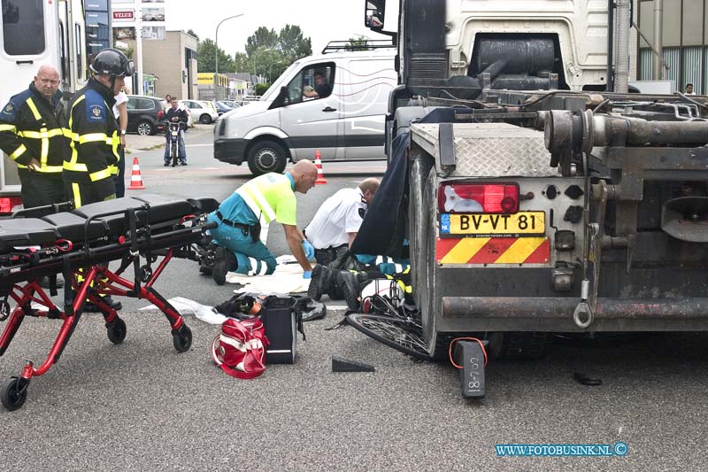 14090905.jpg - FOTOOPDRACHT:Dordrecht:09-09-2014:Bij een ernstige aanrijding op de Kamerlingh Onnesweg tussen een vrachtwagen en een fietser,de persoon lag klem onder de vrachtwagen en is fietser zwaar gewond geraakt. De politie, ambulance en de brandweer en trauma helikopter kwamen ter plaatse om assisentie ter verlennen. de fietser werd met spoed nadat het ziekenhuis gebracht nadat de brandweer de vrachtwagen had opgetilt met speciale matriaal.Deze digitale foto blijft eigendom van FOTOPERSBURO BUSINK. Wij hanteren de voorwaarden van het N.V.F. en N.V.J. Gebruik van deze foto impliceert dat u bekend bent  en akkoord gaat met deze voorwaarden bij publicatie.EB/ETIENNE BUSINK