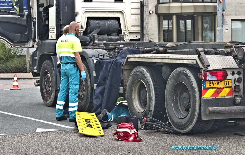 14090906.jpg - FOTOOPDRACHT:Dordrecht:09-09-2014:Bij een ernstige aanrijding op de Kamerlingh Onnesweg tussen een vrachtwagen en een fietser,de persoon lag klem onder de vrachtwagen en is fietser zwaar gewond geraakt. De politie, ambulance en de brandweer en trauma helikopter kwamen ter plaatse om assisentie ter verlennen. de fietser werd met spoed nadat het ziekenhuis gebracht nadat de brandweer de vrachtwagen had opgetilt met speciale matriaal.Deze digitale foto blijft eigendom van FOTOPERSBURO BUSINK. Wij hanteren de voorwaarden van het N.V.F. en N.V.J. Gebruik van deze foto impliceert dat u bekend bent  en akkoord gaat met deze voorwaarden bij publicatie.EB/ETIENNE BUSINK