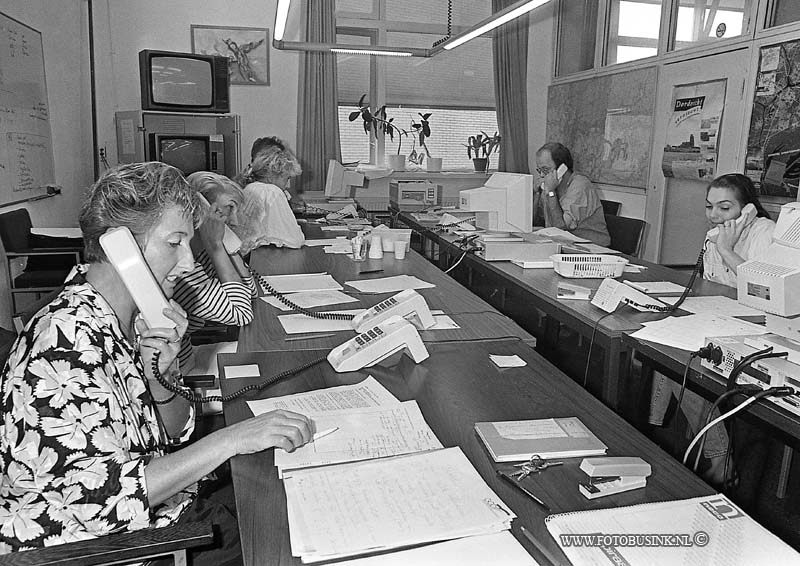 92092201.jpg - FOTOOPDRACHT:Dordrecht:22-09-1992:Het telefoon team van de GGZ voor de polio epidemie die in regio drechsteden in ZHZ.Deze digitale foto blijft eigendom van FOTOPERSBURO BUSINK. Wij hanteren de voorwaarden van het N.V.F. en N.V.J. Gebruik van deze foto impliceert dat u bekend bent  en akkoord gaat met deze voorwaarden bij publicatie.EB/ETIENNE BUSINK