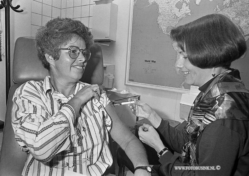 92092202.jpg - FOTOOPDRACHT:Dordrecht:22-09-1992:Eerste bewoner wordt geprikt tegen de polio epidemie bij de GGZ voor de polio epidemie die in regio drechtsteden in ZHZ.Deze digitale foto blijft eigendom van FOTOPERSBURO BUSINK. Wij hanteren de voorwaarden van het N.V.F. en N.V.J. Gebruik van deze foto impliceert dat u bekend bent  en akkoord gaat met deze voorwaarden bij publicatie.EB/ETIENNE BUSINK