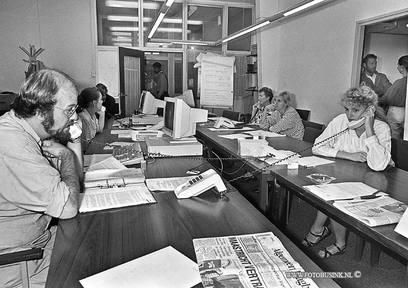 92092203.jpg - FOTOOPDRACHT:Dordrecht:22-09-1992:Het telefoon team van de GGZ voor de polio epidemie die in regio drechtsteden in ZHZ.Deze digitale foto blijft eigendom van FOTOPERSBURO BUSINK. Wij hanteren de voorwaarden van het N.V.F. en N.V.J. Gebruik van deze foto impliceert dat u bekend bent  en akkoord gaat met deze voorwaarden bij publicatie.EB/ETIENNE BUSINK