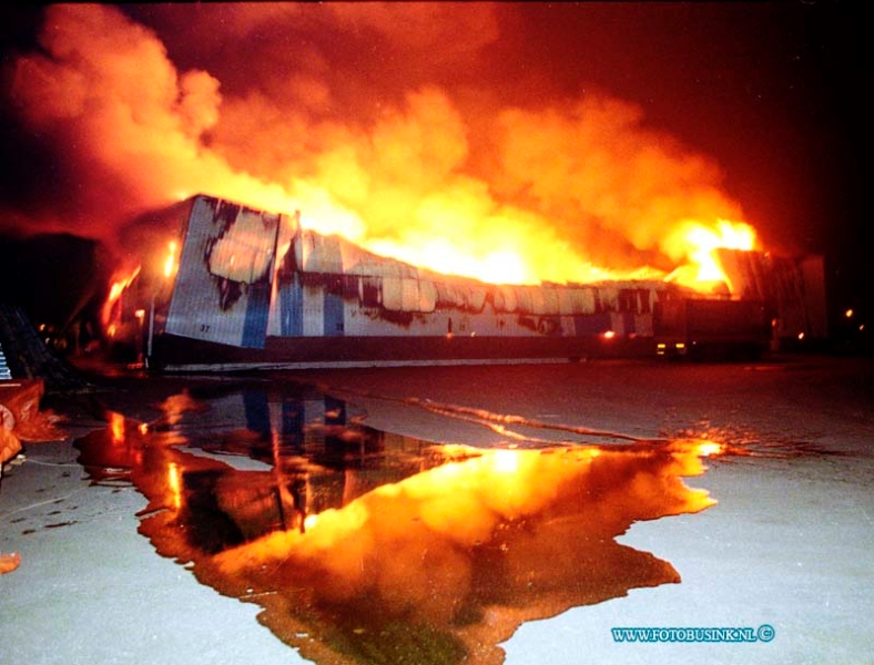 93021501.jpg - FOTOOPDRACHT:Dordrecht:15-02-1993:Grote bedrijfs brand Furness Wieldrechtseweg.Deze digitale foto blijft eigendom van FOTOPERSBURO BUSINK. Wij hanteren de voorwaarden van het N.V.F. en N.V.J. Gebruik van deze foto impliceert dat u bekend bent  en akkoord gaat met deze voorwaarden bij publicatie.EB/ETIENNE BUSINK