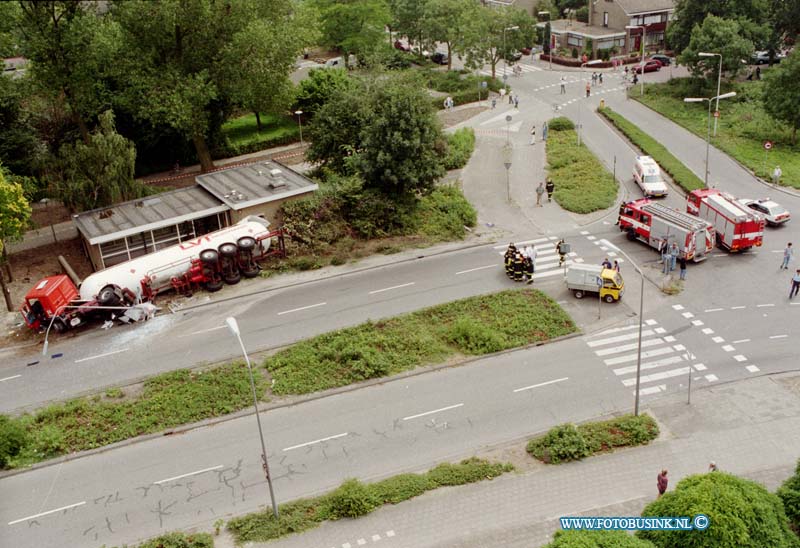 93070901.jpg - FOTOOPDRACHT:Zwijndrecht:09-07-1993:Vrachtwagen met 25 ton lpg gekanteld op de koninginnenweg te Zwijndrecht tegen waterleiding gebouw.Deze digitale foto blijft eigendom van FOTOPERSBURO BUSINK. Wij hanteren de voorwaarden van het N.V.F. en N.V.J. Gebruik van deze foto impliceert dat u bekend bent  en akkoord gaat met deze voorwaarden bij publicatie.EB/ETIENNE BUSINK