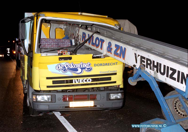 95020901.jpg - FOTOOPDRACHT:Hardingsveld:RWA15:9-2-1995:ongeval vrachtwagen verhuislift 1 dode een vrachtwagen reed achter op een verhuislift op de rwa15 t/h hardingsveld witte brugDeze digitale foto blijft eigendom van FOTOPERSBURO BUSINK. Wij hanteren de voorwaarden van het N.V.F. en N.V.J. Gebruik van deze foto impliceert dat u bekend bent  en akkoord gaat met deze voorwaarden bij publicatie.EB/ETIENNE BUSINK