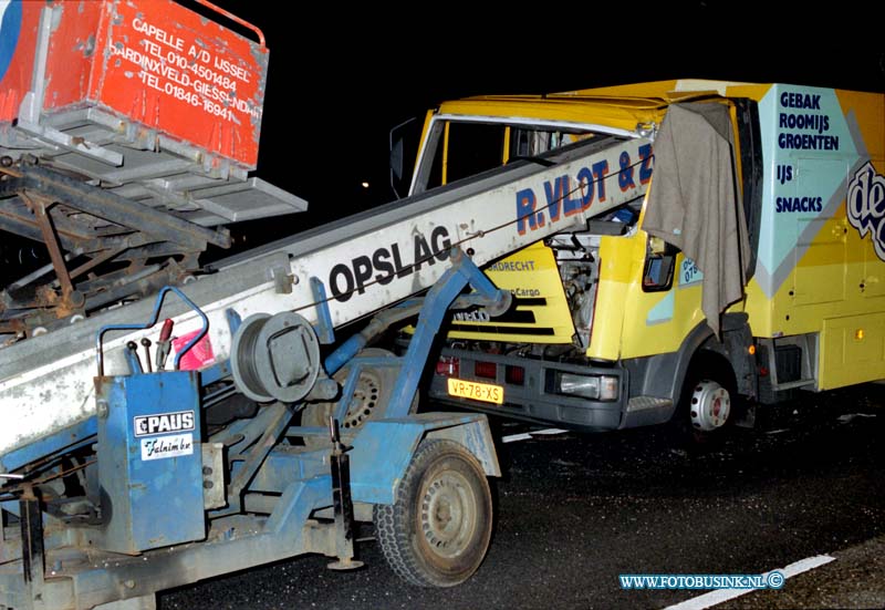 95020902.jpg - FOTOOPDRACHT:Hardingsveld:RWA15:9-2-1995:ongeval vrachtwagen verhuislift 1 dode een vrachtwagen reed achter op een verhuislift op de rwa15 t/h hardingsveld witte brugDeze digitale foto blijft eigendom van FOTOPERSBURO BUSINK. Wij hanteren de voorwaarden van het N.V.F. en N.V.J. Gebruik van deze foto impliceert dat u bekend bent  en akkoord gaat met deze voorwaarden bij publicatie.EB/ETIENNE BUSINK