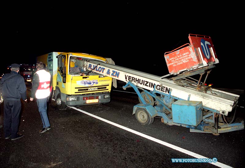 95020903.jpg - FOTOOPDRACHT:Hardingsveld:RWA15:9-2-1995:ongeval vrachtwagen verhuislift 1 dode een vrachtwagen reed achter op een verhuislift op de rwa15 t/h hardingsveld witte brugDeze digitale foto blijft eigendom van FOTOPERSBURO BUSINK. Wij hanteren de voorwaarden van het N.V.F. en N.V.J. Gebruik van deze foto impliceert dat u bekend bent  en akkoord gaat met deze voorwaarden bij publicatie.EB/ETIENNE BUSINK