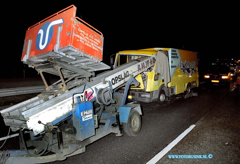 95020904.jpg - FOTOOPDRACHT:Hardingsveld:RWA15:9-2-1995:ongeval vrachtwagen verhuislift 1 dode een vrachtwagen reed achter op een verhuislift op de rwa15 t/h hardingsveld witte brugDeze digitale foto blijft eigendom van FOTOPERSBURO BUSINK. Wij hanteren de voorwaarden van het N.V.F. en N.V.J. Gebruik van deze foto impliceert dat u bekend bent  en akkoord gaat met deze voorwaarden bij publicatie.EB/ETIENNE BUSINK