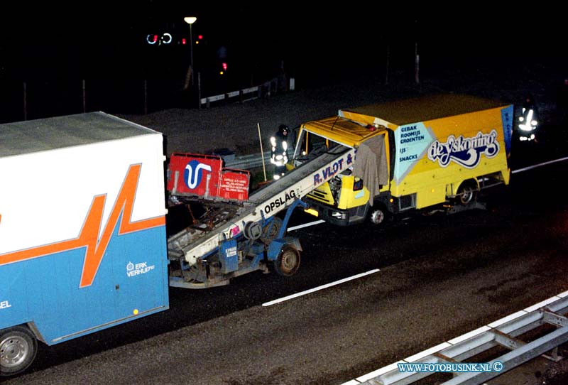 95020905.jpg - FOTOOPDRACHT:Hardingsveld:RWA15:9-2-1995:ongeval vrachtwagen verhuislift 1 dode een vrachtwagen reed achter op een verhuislift op de rwa15 t/h hardingsveld witte brugDeze digitale foto blijft eigendom van FOTOPERSBURO BUSINK. Wij hanteren de voorwaarden van het N.V.F. en N.V.J. Gebruik van deze foto impliceert dat u bekend bent  en akkoord gaat met deze voorwaarden bij publicatie.EB/ETIENNE BUSINK