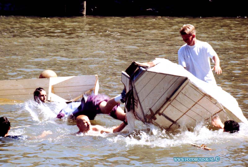 95062501.jpg - DE DORDTENAAR :Dordrecht:archief:blz 6317  25-06-1995dirty boot racing wolwevershaven dordrechtDeze digitale foto blijft eigendom van FOTOPERSBURO BUSINK. Wij hanteren de voorwaarden van het N.V.F. en N.V.J. Gebruik van deze foto impliceert dat u bekend bent  en akkoord gaat met deze voorwaarden bij publicatie.EB/ETIENNE BUSINK