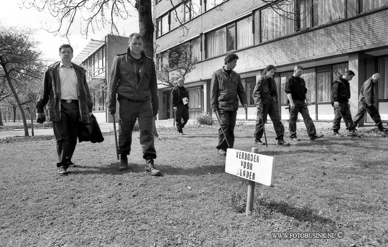 96042601.jpg - FOTOOPDRACHT:Dordrecht:26-04-1996:DORDRECHT VORRINKLAAN DRAMA ZOEKACTIE DOOR M.E. NAAR WAPEN VAN MOORD OP VROUWDeze digitale foto blijft eigendom van FOTOPERSBURO BUSINK. Wij hanteren de voorwaarden van het N.V.F. en N.V.J. Gebruik van deze foto impliceert dat u bekend bent  en akkoord gaat met deze voorwaarden bij publicatie.EB/ETIENNE BUSINK