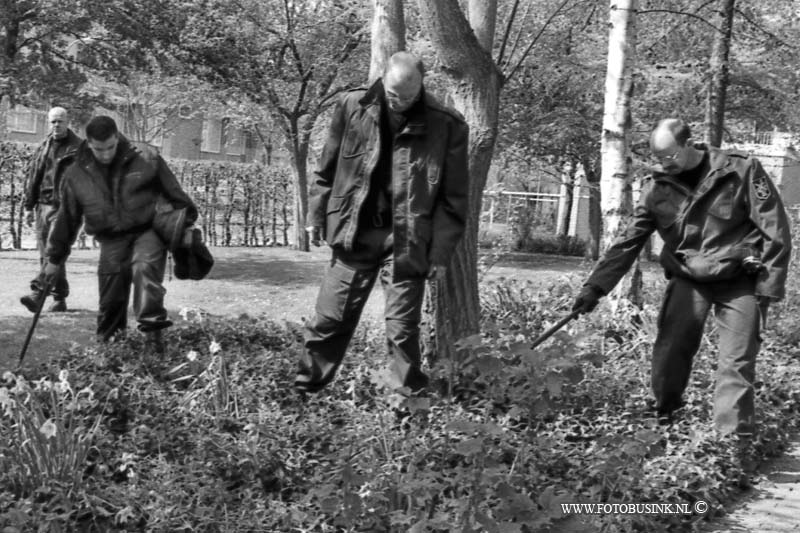 96042602.jpg - FOTOOPDRACHT:Dordrecht:26-04-1996:DORDRECHT VORRINKLAAN DRAMA ZOEKACTIE DOOR M.E. NAAR WAPEN VAN MOORD OP VROUWDeze digitale foto blijft eigendom van FOTOPERSBURO BUSINK. Wij hanteren de voorwaarden van het N.V.F. en N.V.J. Gebruik van deze foto impliceert dat u bekend bent  en akkoord gaat met deze voorwaarden bij publicatie.EB/ETIENNE BUSINK