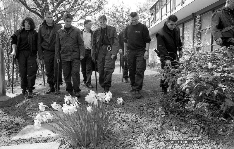 96042603.jpg - FOTOOPDRACHT:Dordrecht:26-04-1996:DORDRECHT VORRINKLAAN DRAMA ZOEKACTIE DOOR M.E. NAAR WAPEN VAN MOORD OP VROUWDeze digitale foto blijft eigendom van FOTOPERSBURO BUSINK. Wij hanteren de voorwaarden van het N.V.F. en N.V.J. Gebruik van deze foto impliceert dat u bekend bent  en akkoord gaat met deze voorwaarden bij publicatie.EB/ETIENNE BUSINK