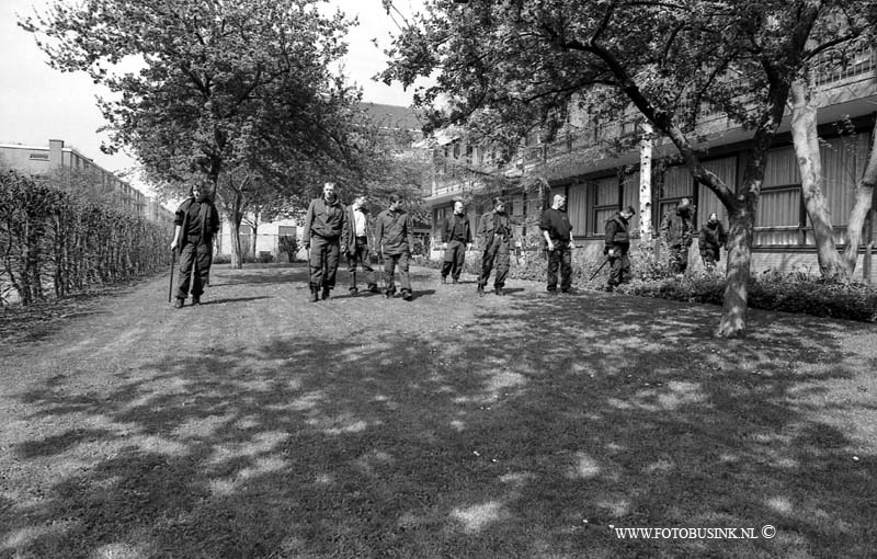 96042604.jpg - FOTOOPDRACHT:Dordrecht:26-04-1996:DORDRECHT VORRINKLAAN DRAMA ZOEKACTIE DOOR M.E. NAAR WAPEN VAN MOORD OP VROUWDeze digitale foto blijft eigendom van FOTOPERSBURO BUSINK. Wij hanteren de voorwaarden van het N.V.F. en N.V.J. Gebruik van deze foto impliceert dat u bekend bent  en akkoord gaat met deze voorwaarden bij publicatie.EB/ETIENNE BUSINK